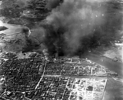 10・10空襲時の那覇港および旧那覇市街　1944年10月10日